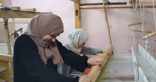  الأنامل الذهبية.. سيدات الشرقية يبدعن فى تصنيع الكليم اليدوى على "النول".. صور