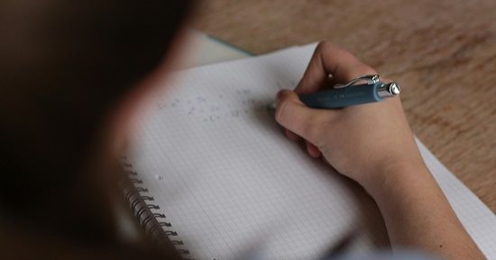 كلمات سامة خرجها من قاموسك لو ابنك في ثانوية عامة.. "مافيش وقت للراحة"