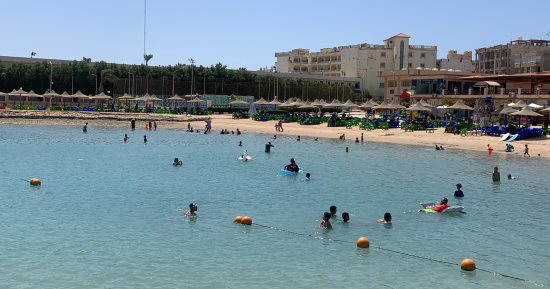 ضحك ولعب وبحر.. إقبال المواطنين على شواطئ الغردقة هربا من الحر.. فيديو