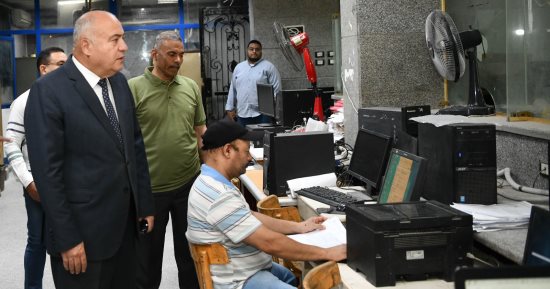 محافظ قنا يتفقد وحدة استرداد أراضى الدولة لمتابعة مستجدات ملف التقنين