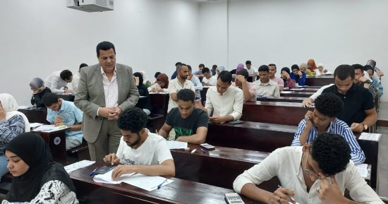 رئيس جامعة بنى سويف التكنولوجية يتفقد سير امتحانات الفصل الدراسى الثانى