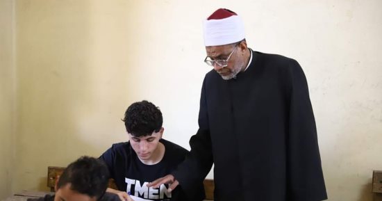 رئيس الإدارة المركزية لشؤون المناطق يتابع امتحانات الثانوية الأزهرية بالغربية