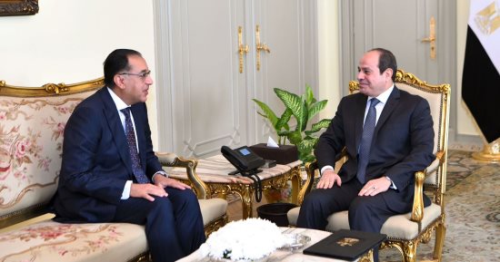 الرئيس السيسى يكلف مصطفى مدبولى بتشكيل الحكومة.. الدستور ولائحة مجلس النواب يحددان إجراء التعديلات الوزارية.. الدستور يمنح رئيس الجمهورية حق تغيير الحكومة وإرساله لمجلس النواب.. والأغلبية أبرز شروط الموافقة
