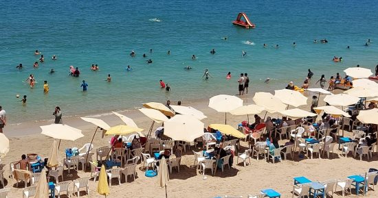 أجواء رائعة على شواطئ الإسكندرية بعد انكسار الموجة الحارة.. رفع الرايات الخضراء على كافة شواطئ عروس المتوسط.. تفعيل الحجز الإلكتروني للاستمتماع بالمياه.. وانطلاق ليالى المصيف مجانا من شاطئ جزيرة الذهب.. فيديو