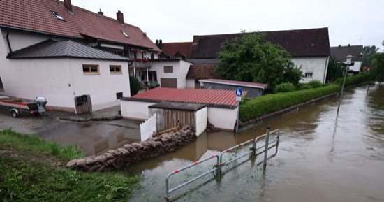 إنقاذ سيدة ألمانية بعد 52 ساعة من تسلقها شجرة إثر الفيضانات