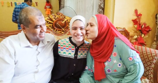 الناجح يرفع إيده.. "اليوم السابع" يشارك فرحة الأولى على الإعدادية بالبحيرة.. أروى شرف الدين: طموحى أكون طبيبة أسنان شاطرة ومثلى الأعلى العالم أحمد زويل ابن بلدى.. وأهدى تفوقى لأسرتى وأساتذى فى المدرسة.. فيديو