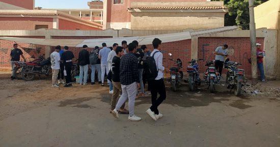 طلاب الثانوية الأزهرية يؤدون امتحان مادة القرآن الكريم.. فيديو