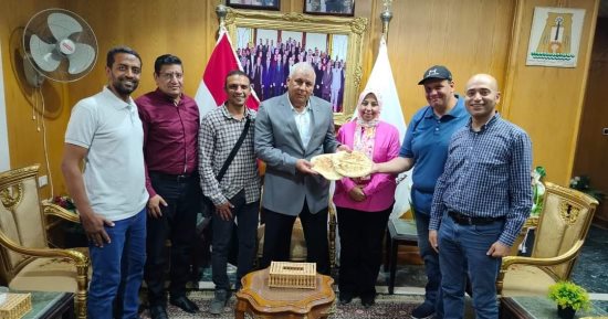 محافظ الوادى الجديد يبحث مع بحوث الصحراء التوسع في زراعة وتوفير شتلات الكاسافا