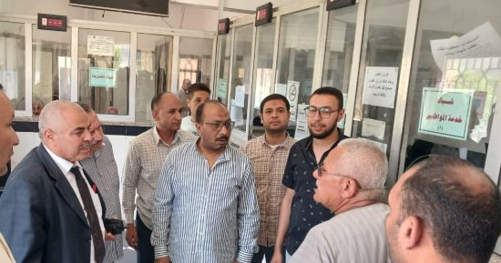 محافظ المنيا يتابع جهود المراكز التكنولوجية فى تلقى طلبات التصالح.. صور