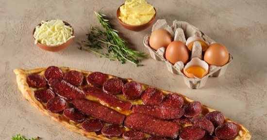 طريقة عمل طاسة السجق بالبيض بطعم كرسبي