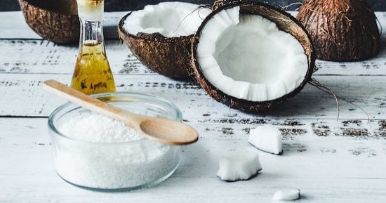 5 زيوت مهمة لترطيب البشرة.. أبرزها زيت الزيتون والأفوكادو 