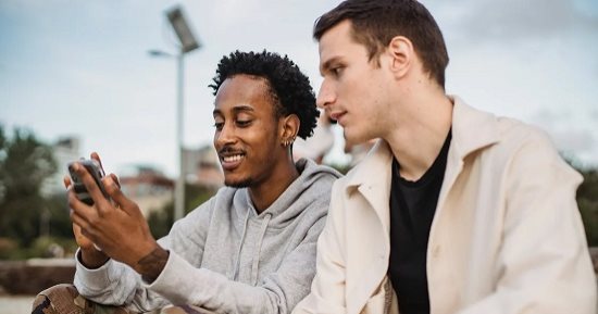 الإتيكيت بيقول إيه عن التعامل مع المتطفل على خصوصية موبايلك؟
