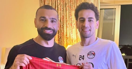 محمد صلاح يهدى قميصه للاعب المصرى محمد الشامى.. صور