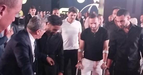على معلول يحضر حفل استاد الأهلي بالعكازين برفقة لاعبى الفريق.. فيديو