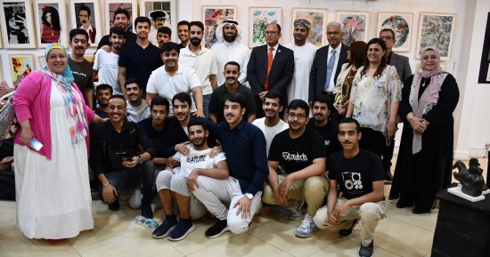 رئيس جامعة حلوان يفتتح معرض الطلاب الوافدين بكلية التربية الفنية