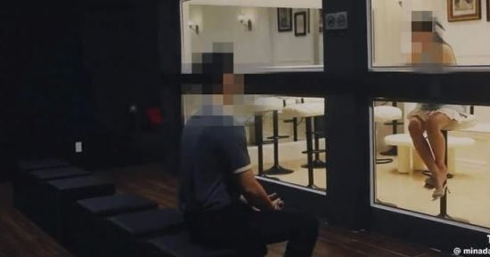المرايا العميا .. مقهى يسمح للرجال فقط برؤية النساء من خلف جدار زجاجى
