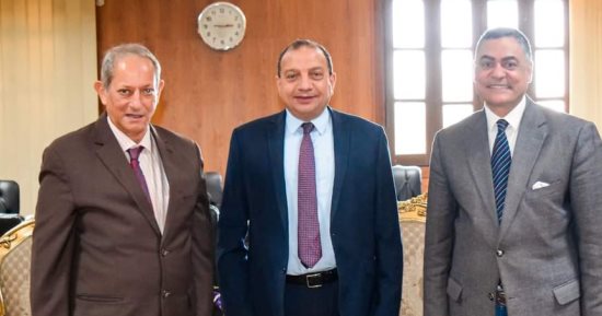 رئيس جامعة بنى سويف يستقبل السفير عطية أبو النجا على هامش افتتاح مكتبة كلية الألسن