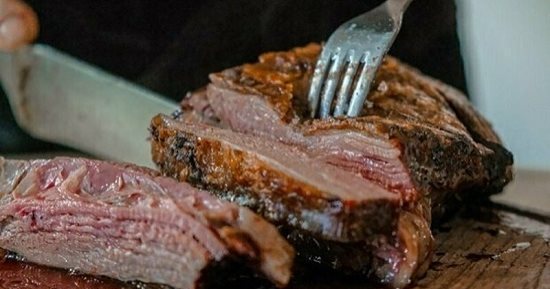 طريقة شواء اللحم بصوص الباربكيو.. مهمة لعزومات العيد
