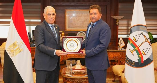 النائب العام يلتقى نظيره اليمنى بمكتبه بالقاهرة