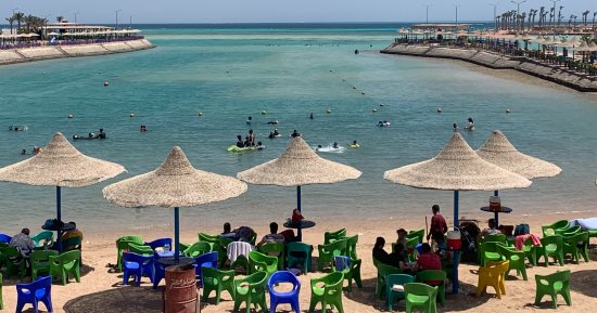 إقبال المواطنين على الشواطئ بالغردقة هربا من ارتفاع درجات الحرارة.. فيديو