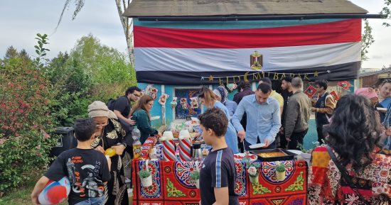 المصريون بالخارج يستعدون للاحتفال بعيد الأضحى على طريقتهم.. أبناء الجاليات يكشفون لـ"اليوم السابع" أبرز مظاهر الاحتفال بالعيد.. تجهيز مقر بيت العائلة المصرية ببرلين وتزيينه بالبلالين وتناول الفتة واللحمة.. صور
