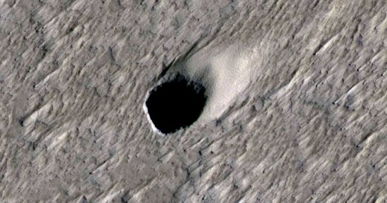 حفرة على المريخ تساعد فى استكشاف الكوكب الأحمر