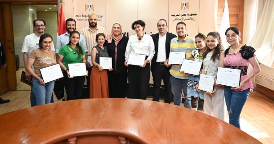 وزيرة التضامن تكرم أبطال فيلم "رفعت عينى للسما" الحاصل جائزة مهرجان كان