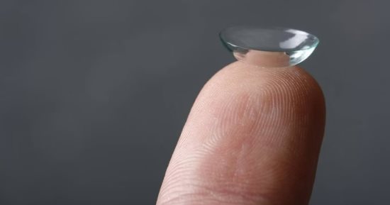 علماء يطورون عدسات اللاصقة ذكية ببطارية يمكن شحن بطاريتها عبر الدموع