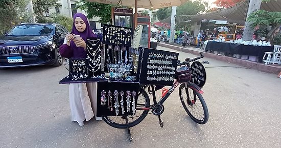 "سارة" تصمم إكسسوارات وتتجول لبيعها.. من شماعة غسيل لعجلة بمعرض الزهور