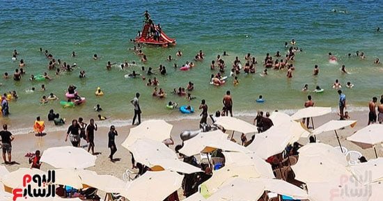 إقبال كبير على شواطئ الإسكندرية هربا من موجة الطقس الحار