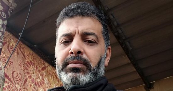 شاهد قتل أسرته أمام عينيه.. سامر ماجد مواطن فلسطينى تابع سقوط صاروخ إسرائيلى على رؤوس عائلته ولحظة استشهاد 39 فردا منها.. أصيب بكسور وحروق من الدرجة الثانية نتيجة القصف.. وخاض رحلة صعبة للعلاج بمستشفيات القطاع