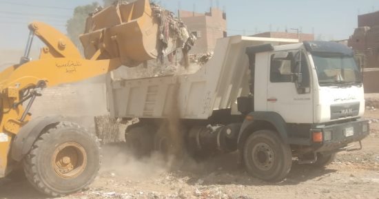 رفع 540 طن مخلفات وتسوية وتمهيد طرق خلال حملات نظافة بـ 4 مراكز في أسيوط
