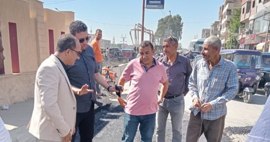 محافظ المنيا يتابع خطة الرصف على مستوى مراكز المحافظة 