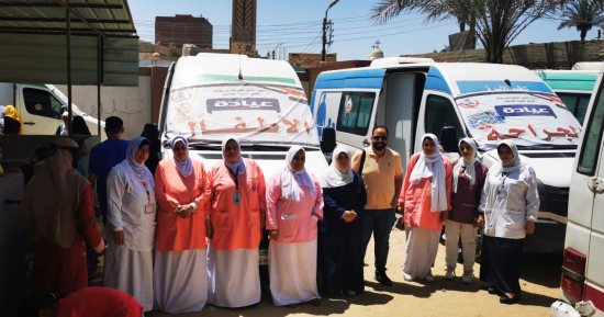 حياة كريمة ببنى سويف.. الكشف وتوفير العلاج لـ1739 حالة في قافلة سدمنت الجبل