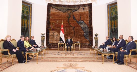 الرئيس السيسي يستقبل وزير الخارجية الأمريكى بحضور رئيس المخابرات العامة.. ويشدد على أهمية تضافر الجهود الدولية لإزالة العراقيل أمام إنفاذ المساعدات الإنسانية لقطاع غزة وإنهاء الحرب.. و"بلينكن": نقدر جهود مصر