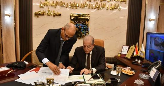 محافظ جنوب سيناء يصدق على 3 عقود تقنين أوضاع مؤمنة لأهالى مدينة نويبع