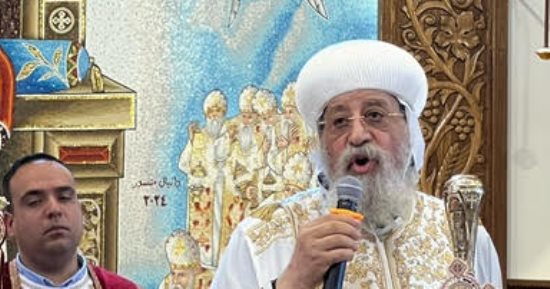 البابا تواضروس الثاني يدشن كنيسة جديدة بالفيوم.. فيديو وصور