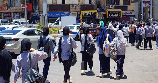 فرحة طلاب الثانوية بالأقصر بمستوى امتحانى الدين والتربية الوطنية.. فيديو