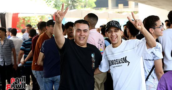 طلاب الثانوية العامة يؤدون امتحان اللغة الأجنبية الأولى غدا..37 سؤالا منها 34 اختيارى.. الطلاب يشكون: بعض الملاحظين يقومون بسحب كراسات الإجابة مبكرا.. ووزير التعليم يقرر منح الدرجة الكاملة لـ 3 أسئلة بالفيزياء