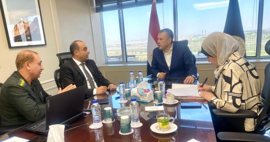 اجتماع وزير السياحة والآثار للوقوف على الموقف التنفيذي لمشروعات العام المالى الجارى