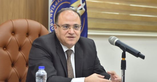 رئيس هيئة الدواء: الدولة المصرية تدعم توفير كافة الاحتياجات الدوائية للمريض.. والدواء المصرى يتمتع بأعلى معايير الجودة.. ونستهدف توطين صناعة المستحضرات الحيوية.. على الغمراوى: ظاهرة نقص الدواء مؤقتة
