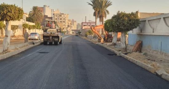 محافظ دمياط تتابع أعمال الرصف بطريق كورنيش النيل بالسنانية