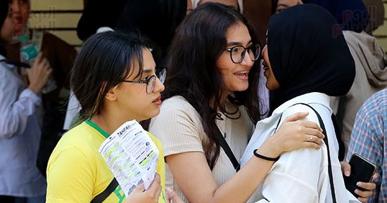 انتهاء امتحان المواد غير المضافة بالثانوية.. أسئلة الاقتصاد والإحصاء متدرجة الصعوبة وبعض الجروبات تنشر الأسئلة.. والتعليم تضبط طالبين حاولا الغش بالمحمول.. والوزير: التصحيح يتم وفق رقم النموذج بكراسة الإجابة