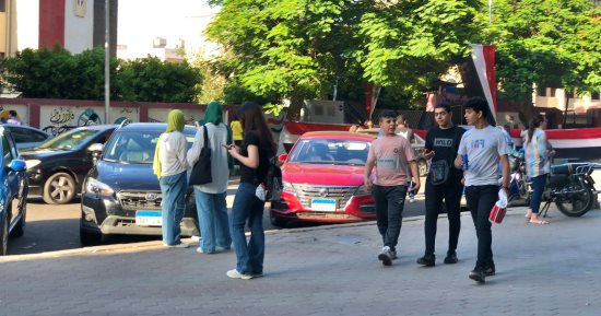 توافد طلاب الثانوية العامة بالجيزة على لجان الاقتصاد والإحصاء .. صور