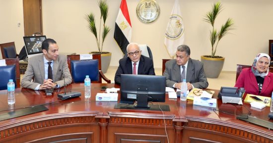 وزير التعليم يراقب طلاب الثانوية العامة بالكاميرات من غرفة العمليات.. صور