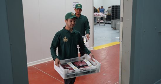 «بيت الزكاة والصدقات» ينتهى من توزيع لحوم الصدقات فى 10 محافظات جديدة