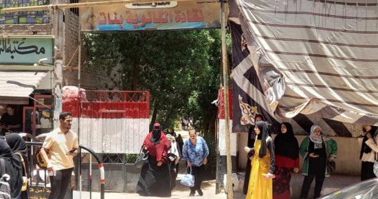 خروج طلاب الثانوية العامة بعد أداء مادتى الاقتصاد والإحصاء قبل إجازة العيد