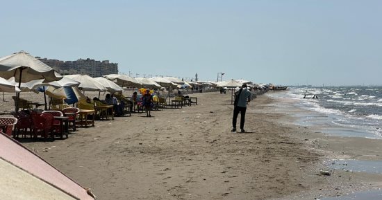 إقبال من أهالى بورسعيد على شواطئ المتوسط هربا من موجة الحرارة الشديدة.. فيديو