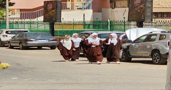طلاب الثانوية الأزهرية يغادرون اللجان بعد امتحان مادة الحديث.. فيديو