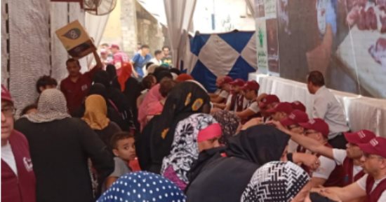 ضمن التحالف الوطنى.. مؤسسة أبو العينين توزع لحوم الأضاحى على المواطنين فى قرى مصر